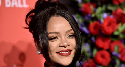 Rihanna Tampak Kenakan Gaun Hitam Penuh Kilau untuk Malam Tahun Baru di Barbados