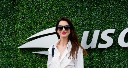 Intip Tampilan Anne Hathaway Mengenakan Gaun Midi Kuning ke Turnamen US Open