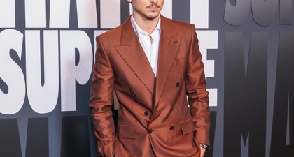 Timothe&eacute; Chalamet Menukar Sepatu Neon Marty Supreme-nya Dengan Setelan Jas Cokelat Karamel yang Elegan