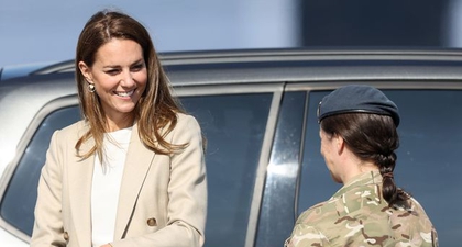 Kate Middleton Kembali Jalankan Tugas Kerajaan dengan Blazer Krem dan Celana Navy