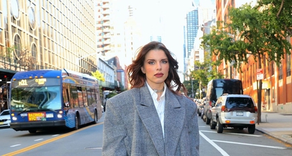 Julia Fox Memamerkan Gayanya dengan Setelan Celana Pendek Kulot di New York
