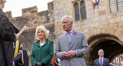 Pengunjuk Rasa Melemparkan Telur ke Raja Charles dan Ratu Camilla