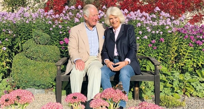 Pangeran Charles dan Duchess Camilla Memilih Nuansa Bunga untuk Tema Kartu Natal 2020