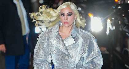 Lady Gaga Kenakan Silver Trench yang Bisa Menjadi Inspirasi Outer untuk Anda