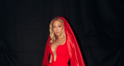 Beyonce Tampil di Panggung dalam Gaun Mini dengan Mantel Merah