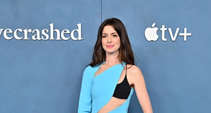 Anne Hathaway Mengenakan Dress Cutout dengan Dalaman Hitam