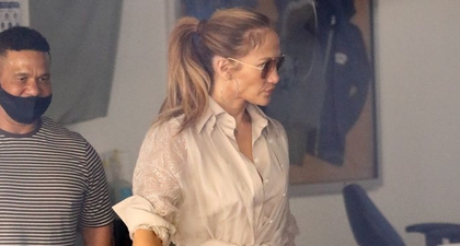 Gaya J.Lo yang Kenakan Shirtdress Sambil Menjinjing Tas Hermes Birkin Crocodile Saat Jalan -Jalan di Kawasan Beverly Hills