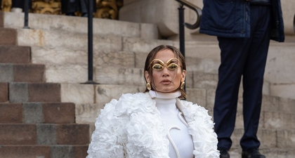 Jennifer Lopez Menutup Dirinya dengan Ribuan Kelopak Mawar Putih untuk Show Schiaparelli