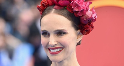 Natalie Portman Tampil Seperti Frida Kahlo dengan Gaun Mini Berwarna Merah dan Headpiece Floral