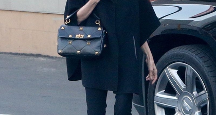 Penampilan Cantik Angelina Jolie Kenakan Sepatu Bot Tinggi Berbahan Kulit Ketika Berbelanja dengan Knox Jolie-Pitt