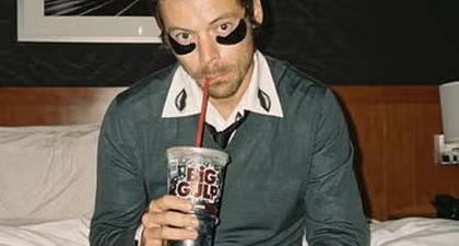 Harry Styles Masuki Era Kiss All The Time. Disco, Occasionally dengan Kemeja Prada&nbsp;