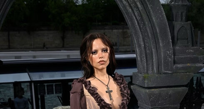 Jenna Ortega Terus Tampil dengan Busana Bernuansa Horor untuk Mempromosikan Serial Wednesday