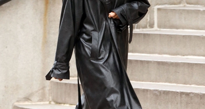 Simak Penampilan Irina Shayk Dalam Pelukan Jaket Kulit yang Terinspirasi Dari Keanu Reeves