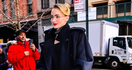 Sophie Turner Padukan Busana Berkonsep Bisnis dengan Nuansa Glamor Old Hollywood