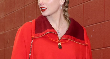 Taylor Swift Menyambut Musim Gugur dengan Warna Monokrom Merah yang Cozy