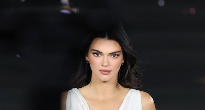 Kendall Jenner Tampil dalam Gaun Transparan Bergaya Surealis saat di Paris Fashion Week