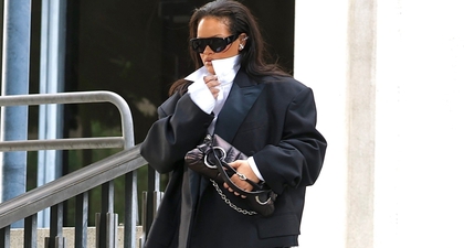 Rihanna Tampil Menawan dengan Tuksedo untuk Penampilan Terbarunya