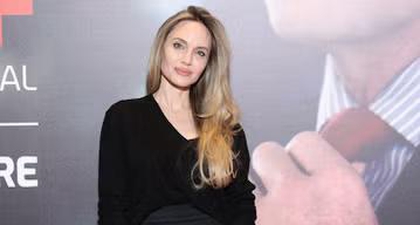 Angelina Jolie Tampil Memukau dengan Gaya Klasik