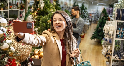 Pilihan Warna Baju Natal Paling Menawan Tahun Ini