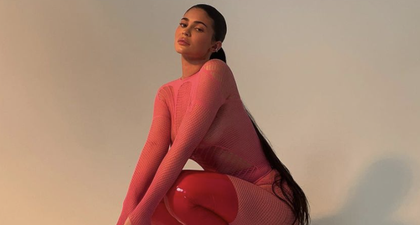 Kylie Jenner Memadukan Fishnet Catsuit Berwarna Hot Pink dengan Sepatu Bot Setinggi Paha