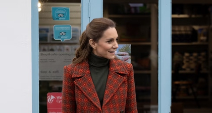 Princess Kate Memberi Aksen Merah pada Tampilan Netral Bergaya &rsquo;60-an