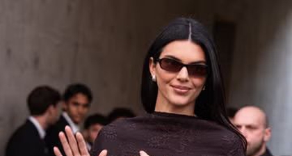Kendall Jenner Menata Selendangnya Seperti Jubah di Milan Fashion Week