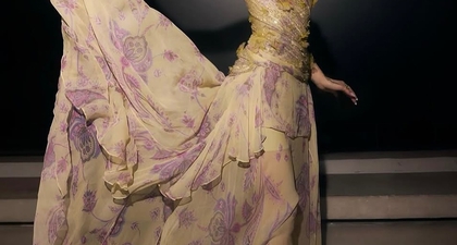 Ariana Grande Tampil ala Glinda dalam Gaun Vintage Elie Saab untuk Promo Wicked: For Good