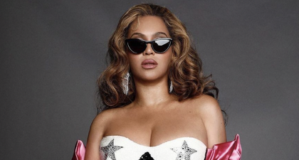 Beyonce Terlihat Sangat Memesona dalam Gaun Strapless dan Pink Gloves
