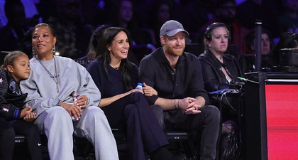 Duchess Meghan Mengenakan Sweater Kasmir dan Celana Jeans Ketat Untuk Kencan di Pinggir Lapangan Bersama Pangeran Harry.