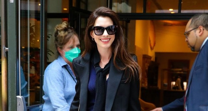 Anne Hathaway Mamerkan Kemampuannya dalam Mengaplikasikan Tren Oversized Blazer