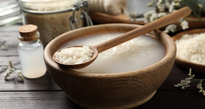 Manfaat Air Beras untuk Rambut Lebih Kuat, Lembut & Berkilau