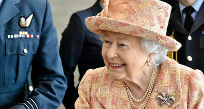 Ratu Elizabeth II Sedang Menanti Gilirannya Untuk Mendapatkan Vaksin COVID-19