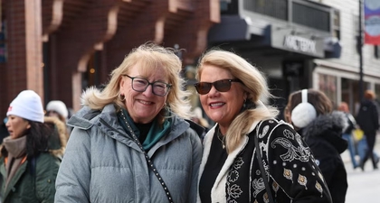 Ibu Taylor Swift & Travis Kelce Kompak Tampil Bersama di Sundance