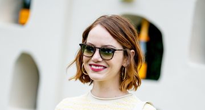 Penampilan Emma Stone yang Memukau dengan Atasan Berwarna Kuning dan Rok Putih Berlapis