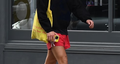 Harry Styles Meniru Gaya Bad Bunny dengan Tampil Mengenakan Sneakers Model Ballerina Berwarna Kuning