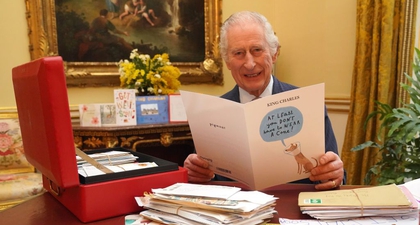 Raja Charles III Tersenyum Saat Membaca Kartu Ucapan Lekas Sembuh dari Para Pendukung