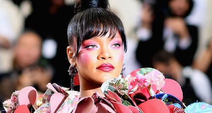 Rihanna Kenakan Gaun Tie-Dye Berbahan Sutra lengkap dengan Topi Bucket Senada