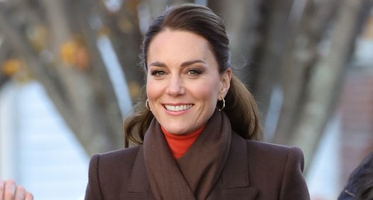 Putri Kate Tampak Mengenakan Mantel dan Sepatu Bot Berbahan Suede