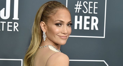 Momen J.Lo Tampil Seperti "Barbie Unicorn" Lengkap dengan Wig Warna-Warni