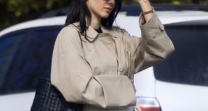 Kendall Jenner Beri Sentuhan Baru pada Trench Klasiknya dengan Sandal Kulit dan Sedikit Trick Scarf
