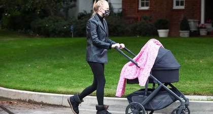 Sophie Turner Kenakan Masker, Blazer Kulit dan Sepatu Bot Louis Vuitton Ketika Berjalan-jalan dengan Sang Putri