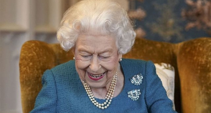 Ditemani Anjing Peliharannya, Ratu Elizabeth Membaca Kartu Ucapan Merayakan 70 Tahun Pemerintahannya