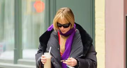 Jennifer Lawrence Ajak Memadukan Koleksi Kapsul The Row dengan Sepatu Ugg