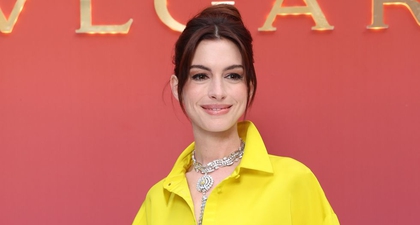 Tampilan Anne Hathaway Seperti Bunga Tidur Berwarna Kuning Fluorescent dengan Celana Pendek dan Gaun Tanpa Kancing