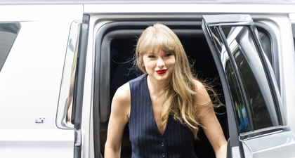 Taylor Swift Mengenakan Jas Rompi Garis-Garis ke Festival Film Tribecca