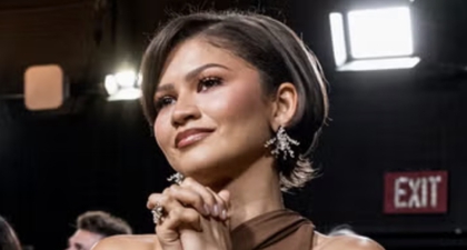 Zendaya dengan Bangga Memperlihatkan Cincin Tunangan dan Cincin Pernikahannya di Ajang Oscars 2026