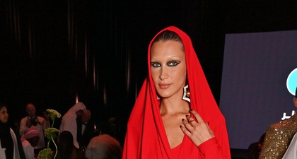 Siluet Gaun Ikonis dengan Hood Kembali Menempatkan Kedudukannya di Dunia Mode
