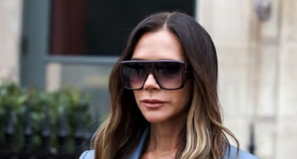 Victoria Beckham Padukan Setelan Longgar dengan Tas Birkin Croc Burgundy