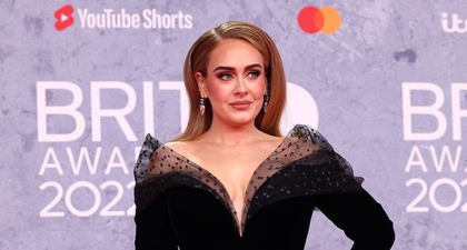 Adele Kembali Tampil Memukau dalam Busana Serba Hitam pada Karpet Merah Acara BRIT Awards 2022