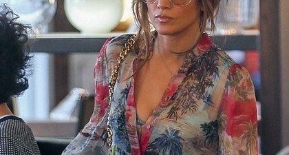 Jennifer Lopez Terlihat Mengenakan Cicin Berlian Besar di Jari Manis